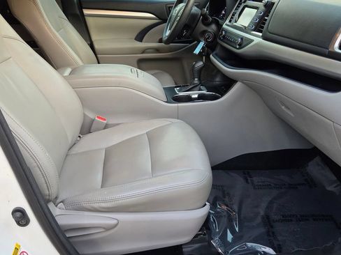 Used 2016 Toyota Highlander LE FWD image 18