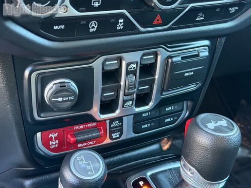 Used 2024 Jeep Wrangler Rubicon image 27