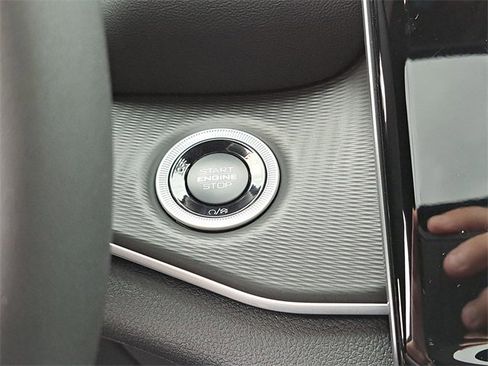 New 2025 Jeep Grand Cherokee Altitude image 23