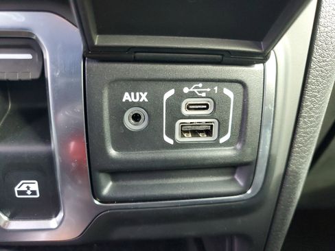 Used 2025 Jeep Wrangler Sport image 27