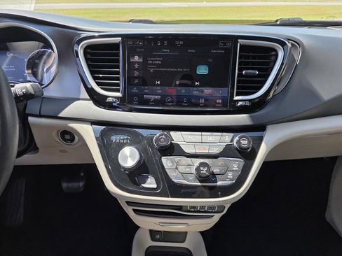 Used 2023 Chrysler Pacifica Touring-L FWD image 27