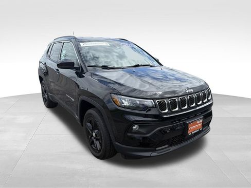 Used 2023 Jeep Compass Latitude w/ Convenience Group AWD/4WD image 2