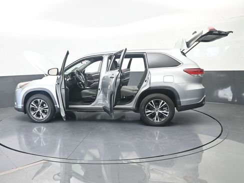 Used 2019 Toyota Highlander LE FWD image 71