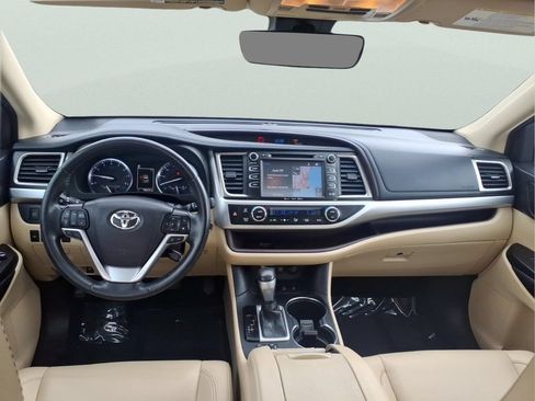 Used 2019 Toyota Highlander XLE AWD/4WD image 16