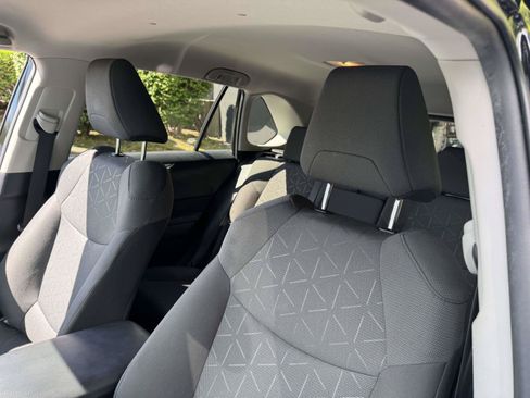 Used 2021 Toyota RAV4 XLE AWD/4WD image 19