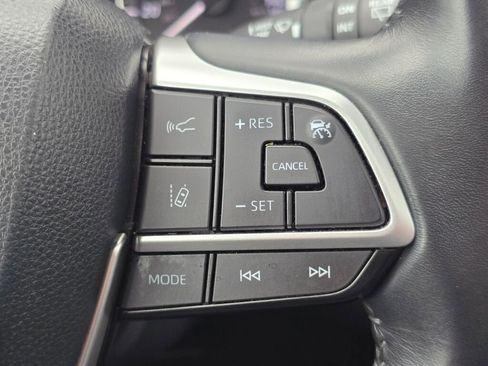 Used 2023 Toyota Highlander XLE FWD image 37