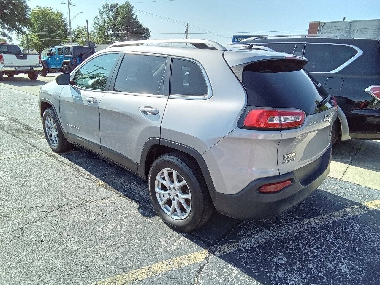 Used 2014 Jeep Cherokee Latitude w/ Cold Weather Group AWD/4WD image 12