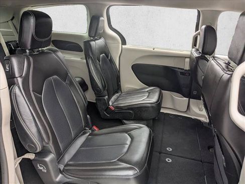 Used 2023 Chrysler Pacifica Touring-L FWD image 20