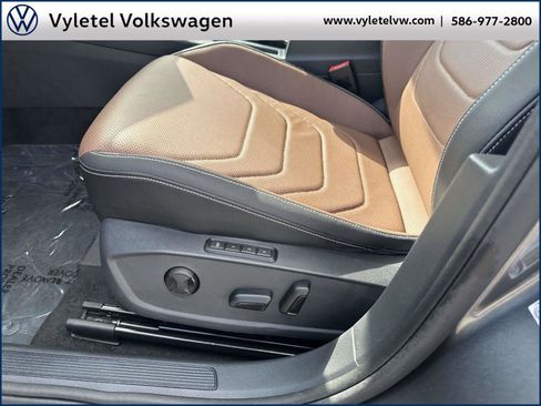Certified 2025 Volkswagen Jetta SEL image 19