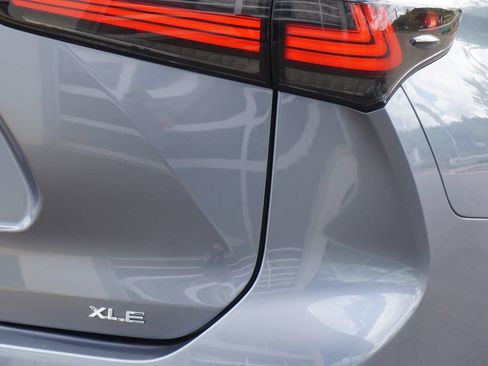 Used 2021 Toyota Highlander XLE FWD image 10