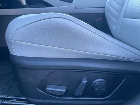 Used 2025 Hyundai Elantra Limited image 23