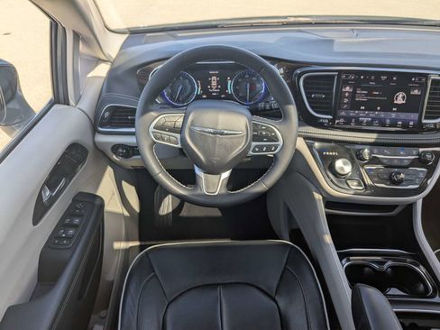 Used 2023 Chrysler Pacifica Limited FWD image 21
