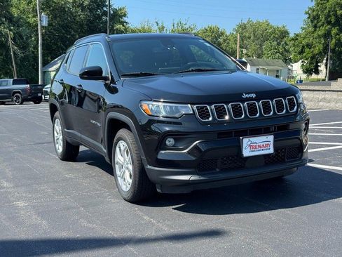 Used 2024 Jeep Compass Latitude w/ Convenience Group AWD/4WD image 2