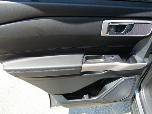 Used 2024 Ford Explorer XLT w/ Equipment Group 202A AWD/4WD image 14