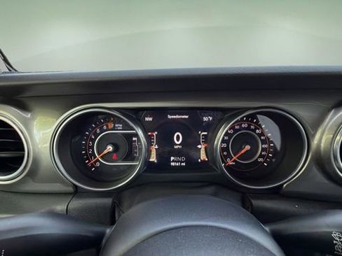 Used 2018 Jeep Wrangler Unlimited Sahara image 16