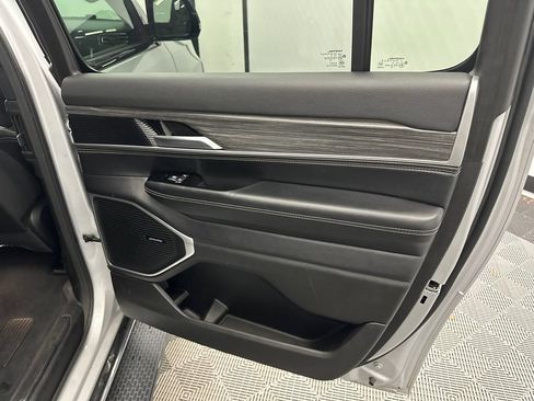 Used 2024 Jeep Wagoneer L Series II w/ Flexible Seating Group AWD/4WD image 18