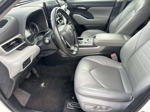 Used 2023 Toyota Highlander XLE image 17