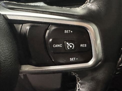 Used 2018 Jeep Wrangler Unlimited Sahara w/ Uconnect 4C Nav & Sound Group image 5