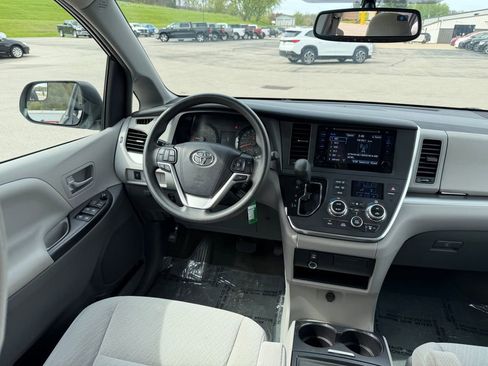Used 2017 Toyota Sienna LE FWD image 14