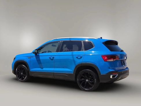 Used 2022 Volkswagen Taos SE w/ Panoramic Sunroof Package FWD image 3