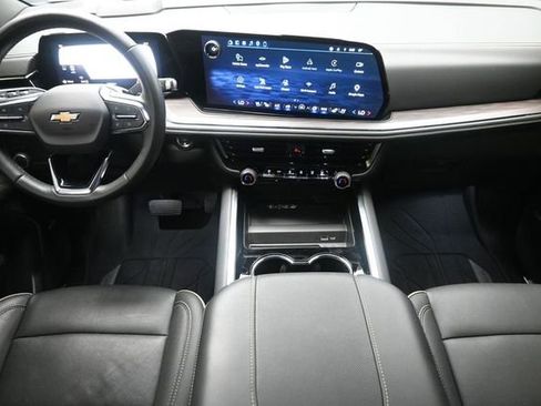 Used 2025 Chevrolet Suburban Premier AWD/4WD image 21