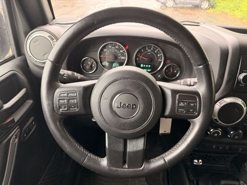 Used 2017 Jeep Wrangler Unlimited Rubicon w/ Connectivity Group AWD/4WD image 16