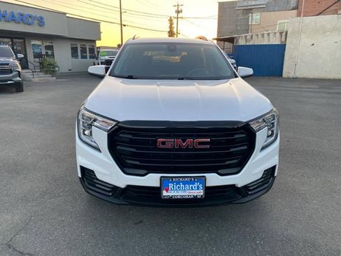 Used 2022 GMC Terrain SLE w/ Elevation Edition image 13