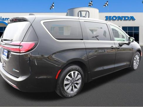 Used 2023 Chrysler Pacifica Touring-L FWD image 6