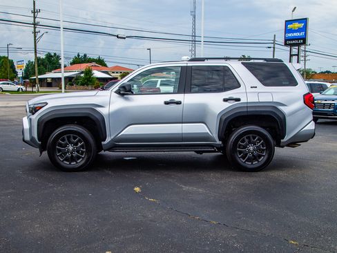 Used 2025 Toyota 4Runner SR5 AWD/4WD image 4