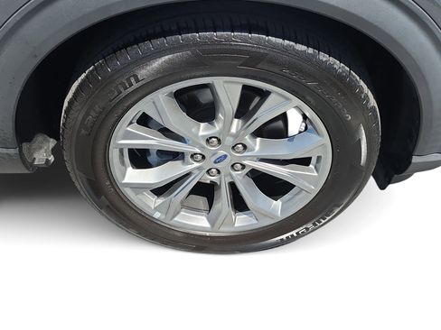 Used 2022 Ford Explorer XLT w/ Equipment Group 202A image 8