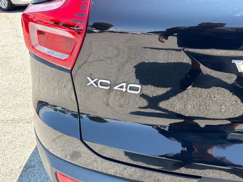 Used 2023 Volvo XC40 B5 Plus image 5