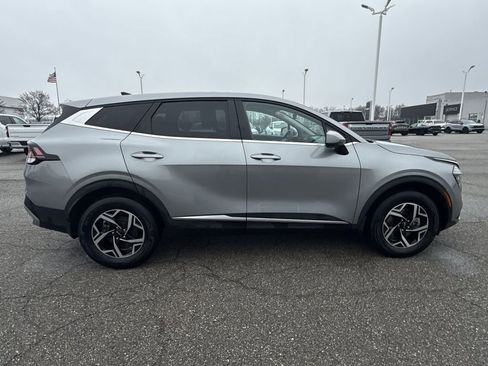 Used 2024 Kia Sportage LX AWD/4WD image 9