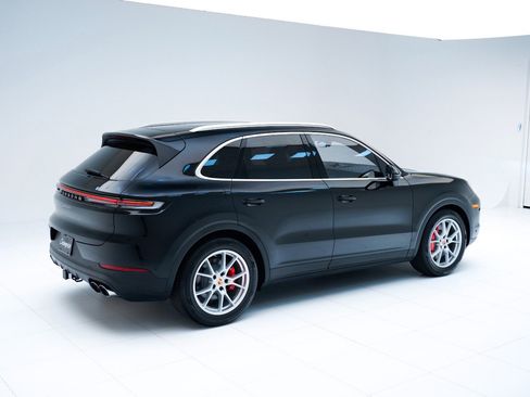 Used 2025 Porsche Cayenne S image 9