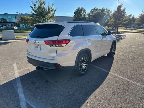 Used 2017 Toyota Highlander SE image 7