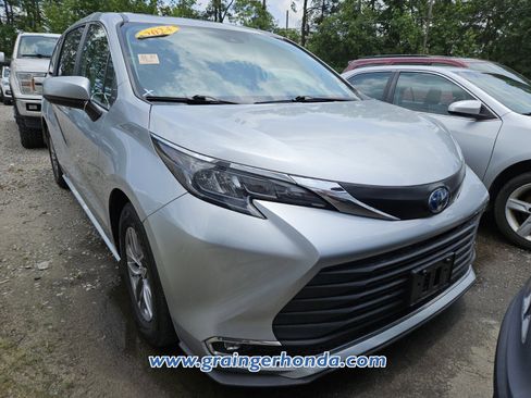 Used 2024 Toyota Sienna XLE FWD image 3