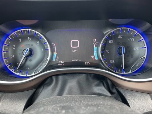 Used 2017 Chrysler Pacifica Touring-L Plus FWD image 10