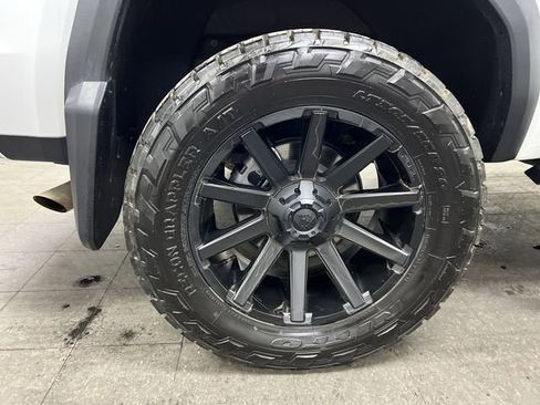 Used 2025 GMC Canyon AT4 image 33