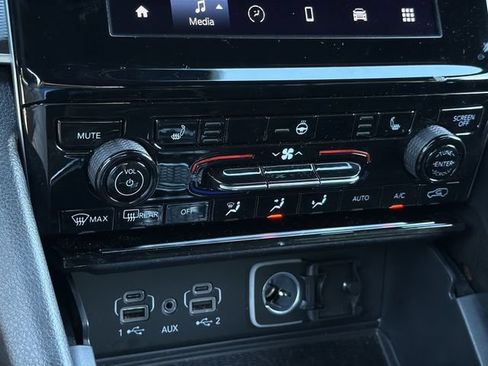 Used 2025 Jeep Grand Cherokee Laredo w/ Luxury Tech Group I RWD image 24