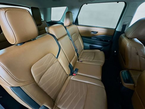 Used 2023 Nissan Pathfinder Platinum w/ Cargo Package image 30