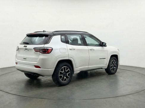 Used 2025 Jeep Compass Trailhawk AWD/4WD image 9