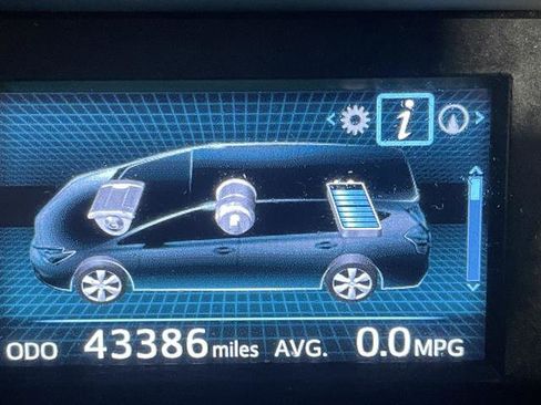 Used 2017 Toyota Prius V Five image 15