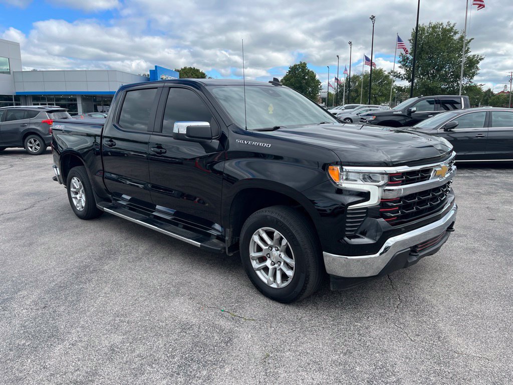 Used 2023 Chevrolet Silverado 1500 LT AWD/4WD image 2