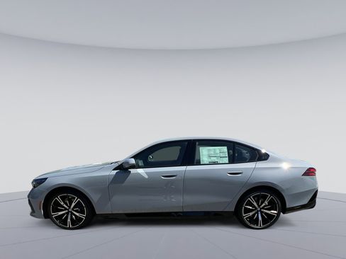 New 2026 BMW 530i xDrive w/ M Sport Package AWD/4WD image 2