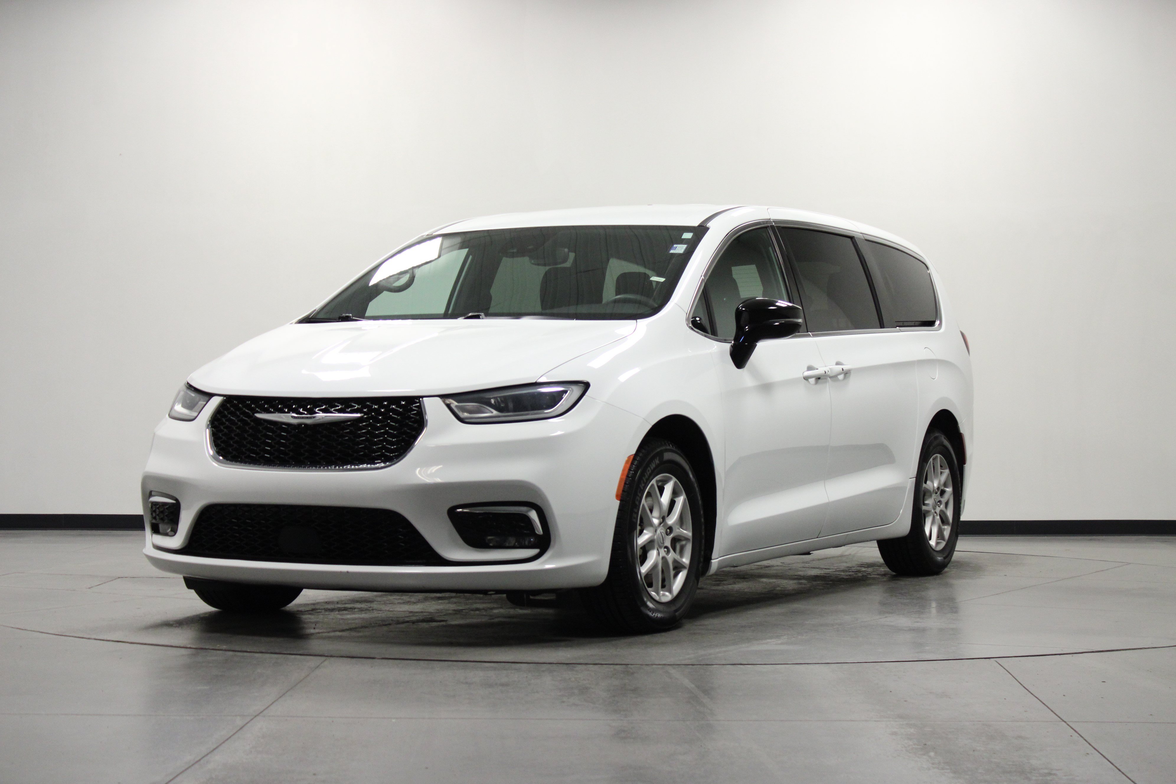 Used 2025 Chrysler Pacifica Select FWD image 8
