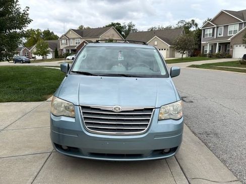 Used 2010 Chrysler Town & Country Touring FWD image 5