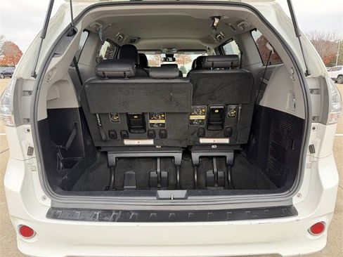 Used 2018 Toyota Sienna SE image 29