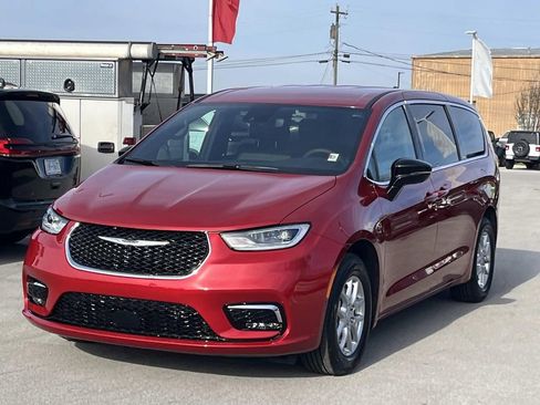 New 2026 Chrysler Pacifica Select image 3