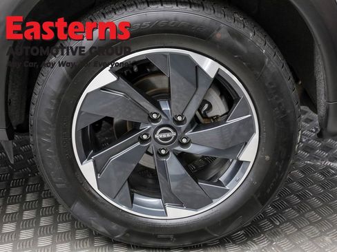 Used 2024 Nissan Rogue SV image 12