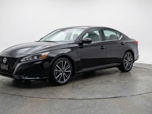 Used 2025 Nissan Altima 2.5 SV FWD image 3