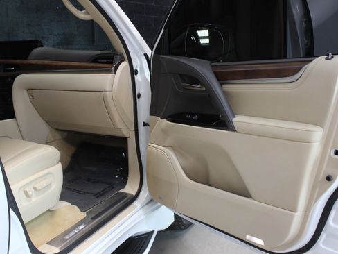 Used 2019 Lexus LX 570 4WD image 23